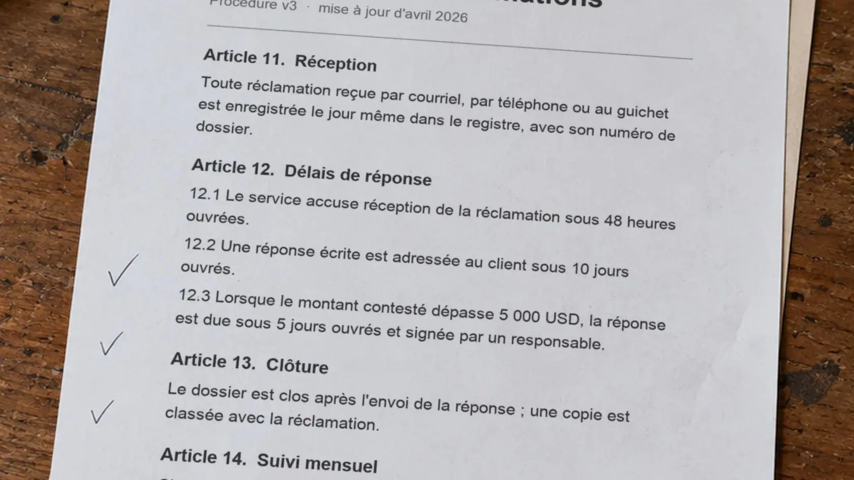 Une page de procédure imprimée, posée sur un bureau, cochée au crayon.