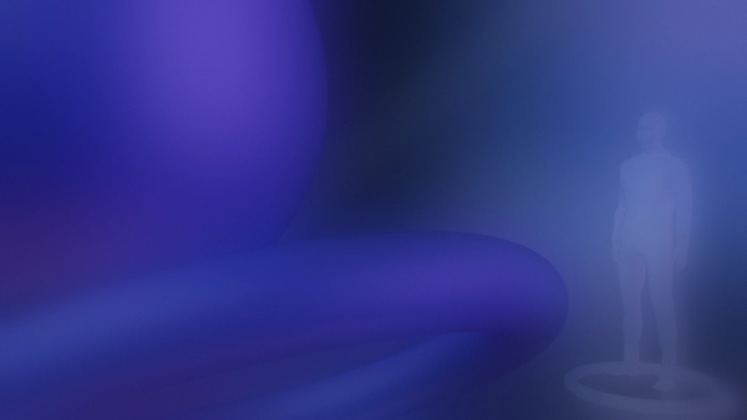 Un personnage blanc, debout sur un socle rond, dans une nuit bleue et violette.